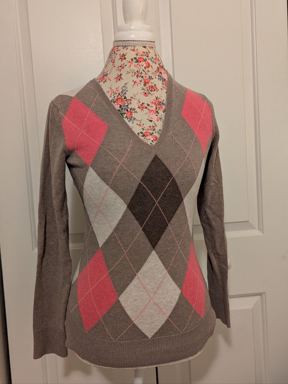 Gap Women's Taupe and Pink Argyle V-Neck Sweater